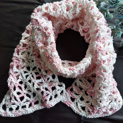 ホワイト～ピンクのグラデーションマフラー　手編み 7枚目の画像