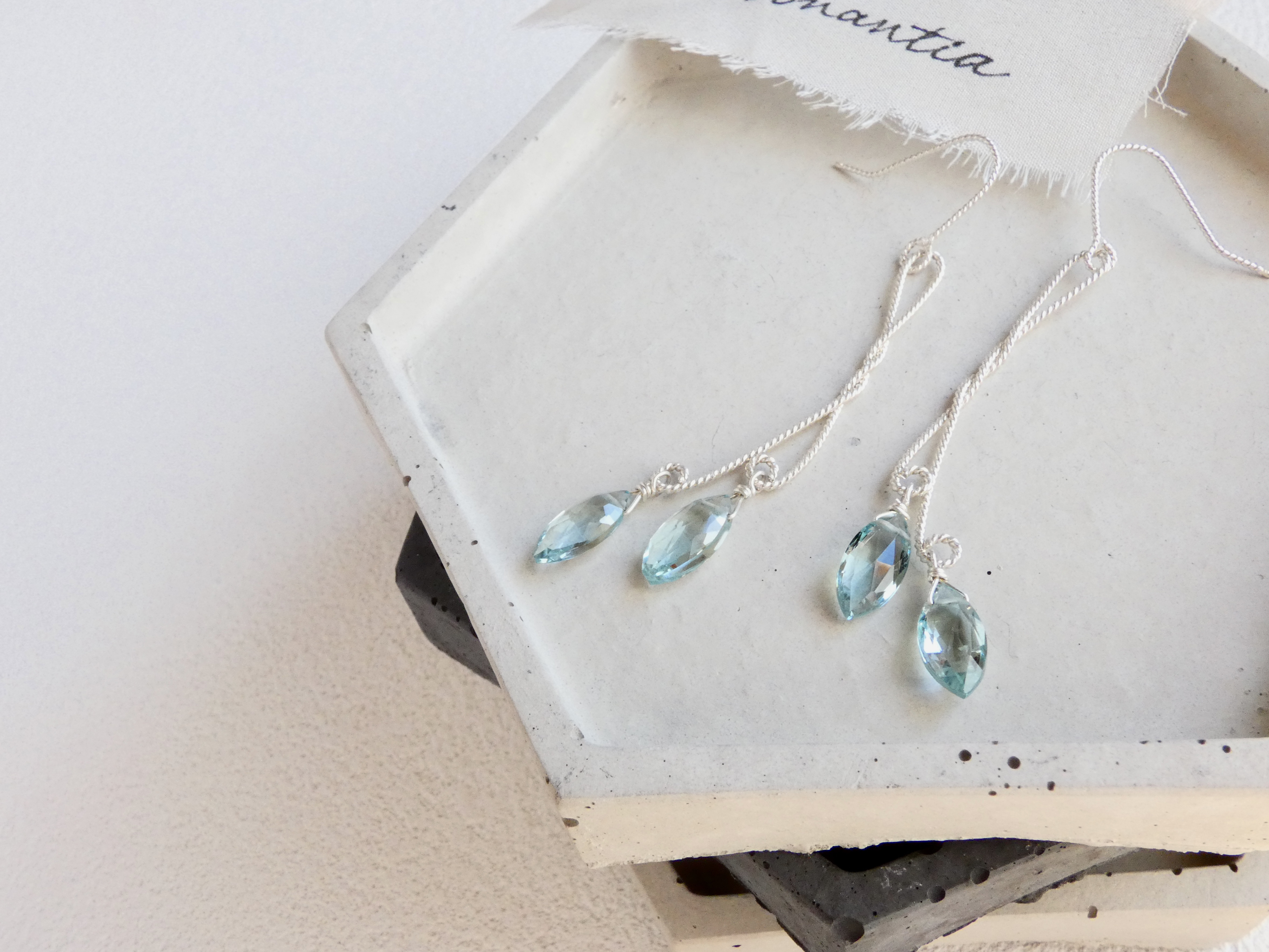 【クーポンあり】(silver925) アクアマリン・ハイドロ・クォーツとシルバーのスパークリングぶら下がりピアス