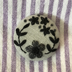 刺繍ヘアゴム/ブローチ　モノトーンのお花のリース 2枚目の画像