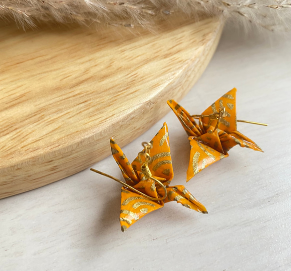 オレンジ＊和紙で作った折り鶴ピアス/イヤリング 1枚目の画像