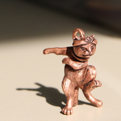 はちまきを締めて踊る 猫又　 （659-651/純銅製） 4枚目の画像