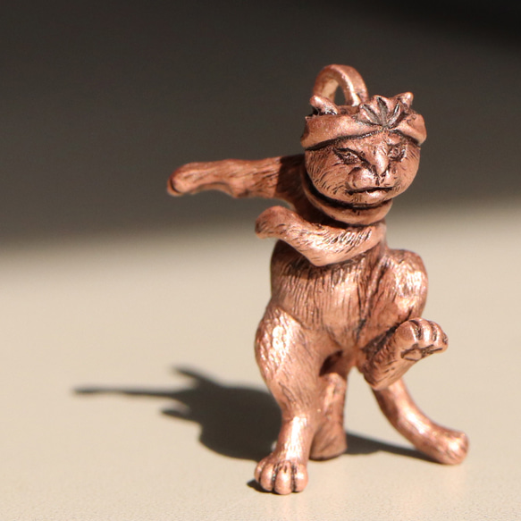はちまきを締めて踊る 猫又　 （659-651/純銅製） 3枚目の画像