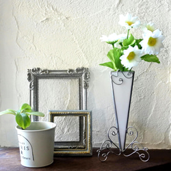 單花花瓶花瓶彩色玻璃雕像 第1張的照片
