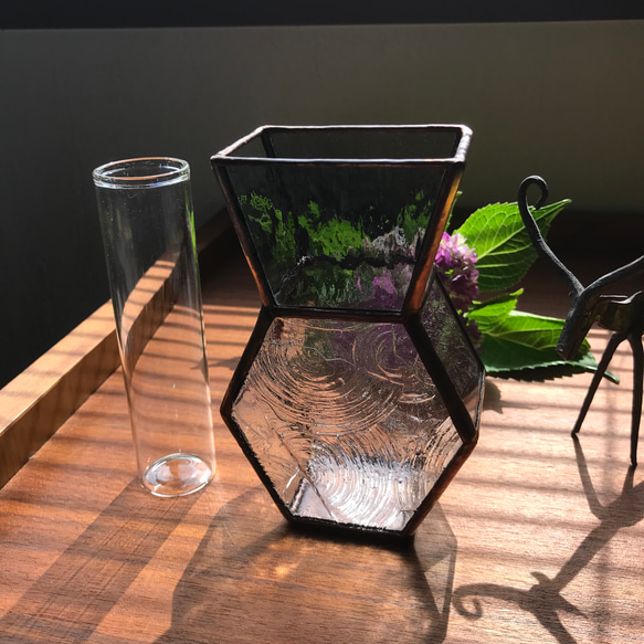 ステンドグラスのアートな花瓶(グレー・アンティーク調)【受注制作】 6枚目の画像