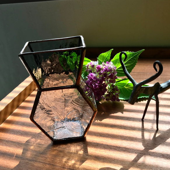 ステンドグラスのアートな花瓶(グレー・アンティーク調)【受注制作】 4枚目の画像