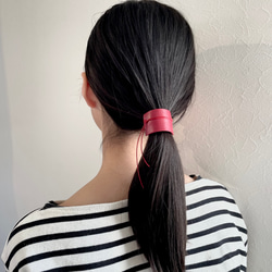 《hair cuff／Red 》小・赤レザーポニーフック・大人の赤小物 2枚目の画像