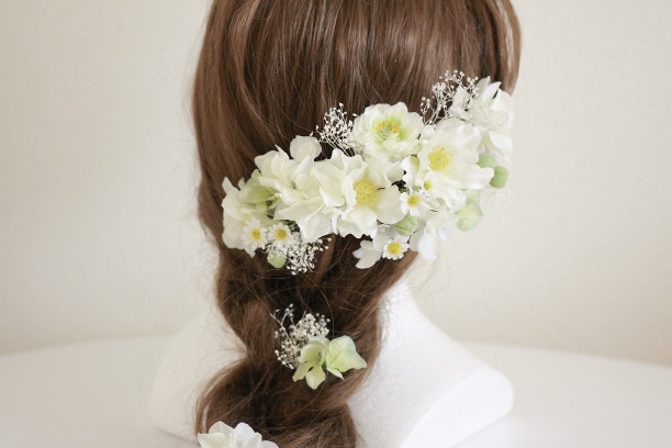 純白とグリーンの髪飾り