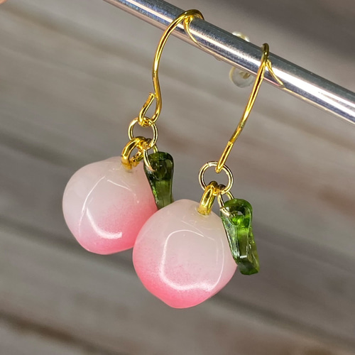 みずみずしい桃のピアス/イヤリング ピアス（フック・チェーン） メノ