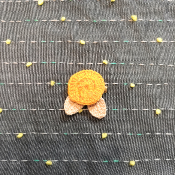 サークル型のお花ブローチ（オレンジ） 1枚目の画像