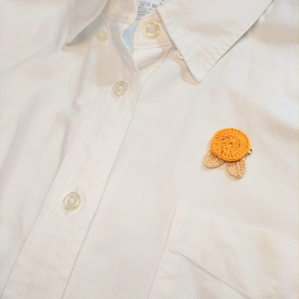 サークル型のお花ブローチ（オレンジ） 2枚目の画像