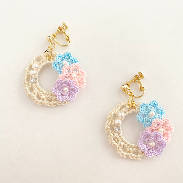 紫陽花イメージ　手編み花モチーフとパールのリースイヤリング/ピアス《水×桜×紫》 2枚目の画像