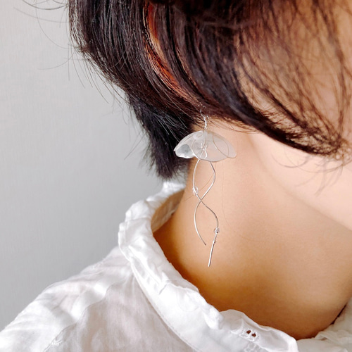 クラゲのイヤリング〈白〉 イヤリング・ノンホールピアス Room