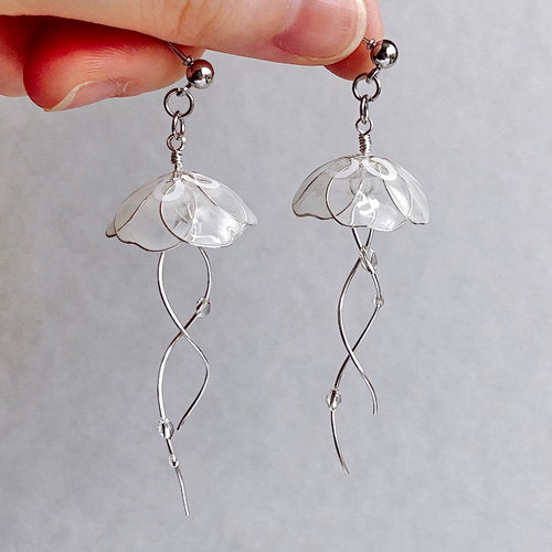 クラゲのイヤリング〈白〉 イヤリング・ノンホールピアス Room