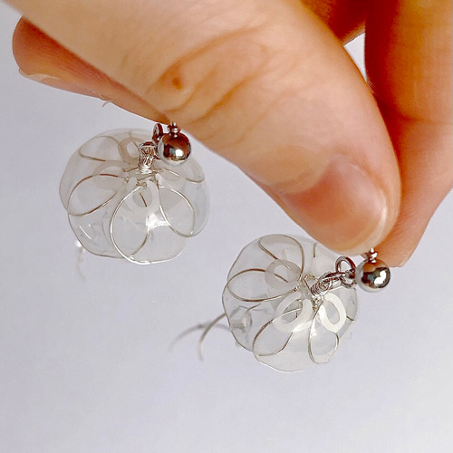 クラゲのイヤリング〈白〉 イヤリング・ノンホールピアス Room