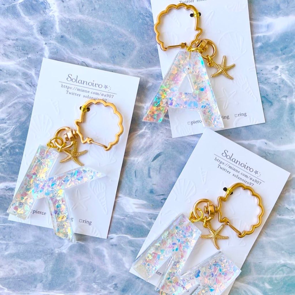 夏 海 貝殻 ヒトデ 人魚 虹色 星の砂 イニシャルキーホルダー 名前