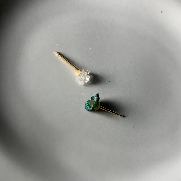 ブラックオパールと水晶クラスターのピアス 2枚目の画像