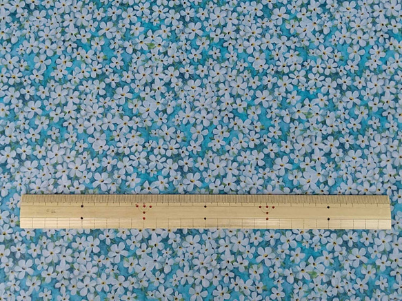 リバティ【ラミネート】ペタルウィッシュ　水色（30cm×50cm）カット済　ビニコ　布　生地　LIBERTY 5枚目の画像