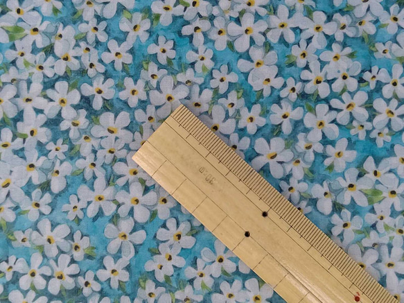 リバティ【ラミネート】ペタルウィッシュ　水色（30cm×50cm）カット済　ビニコ　布　生地　LIBERTY 4枚目の画像