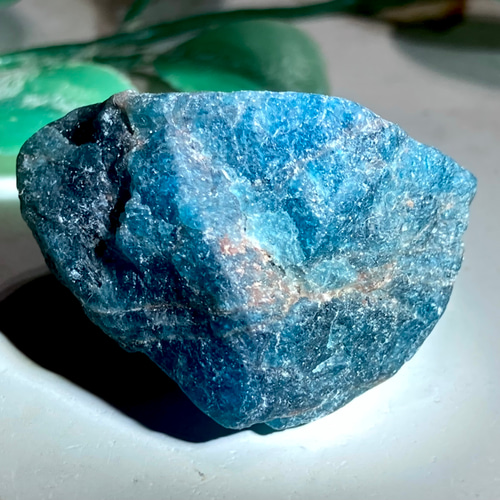 883.7g 天然無処理 ラリマー 置物(原石）※鑑賞台付き(木造