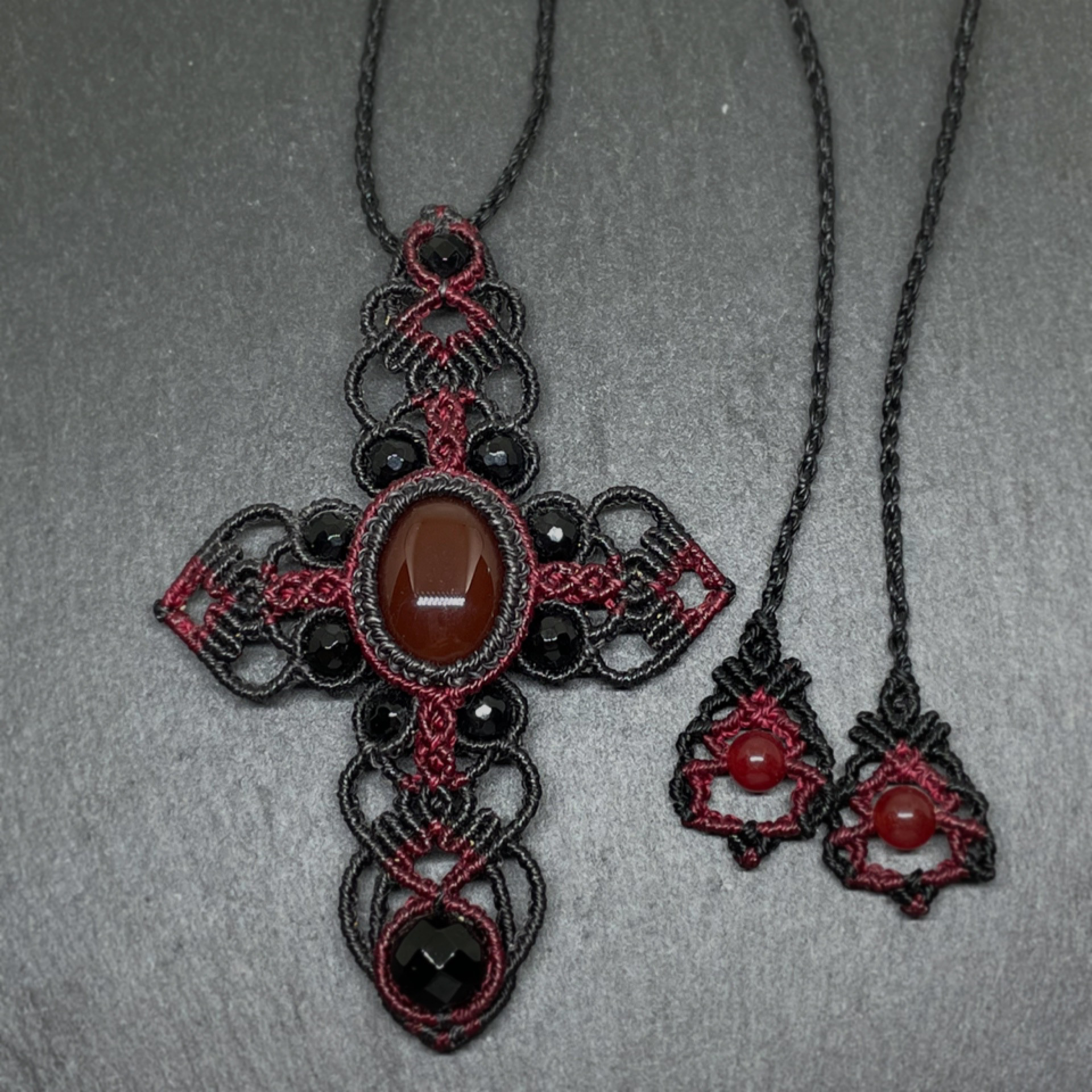 赤メノウ&オニキスのペンダント 【マクラメ macramé】