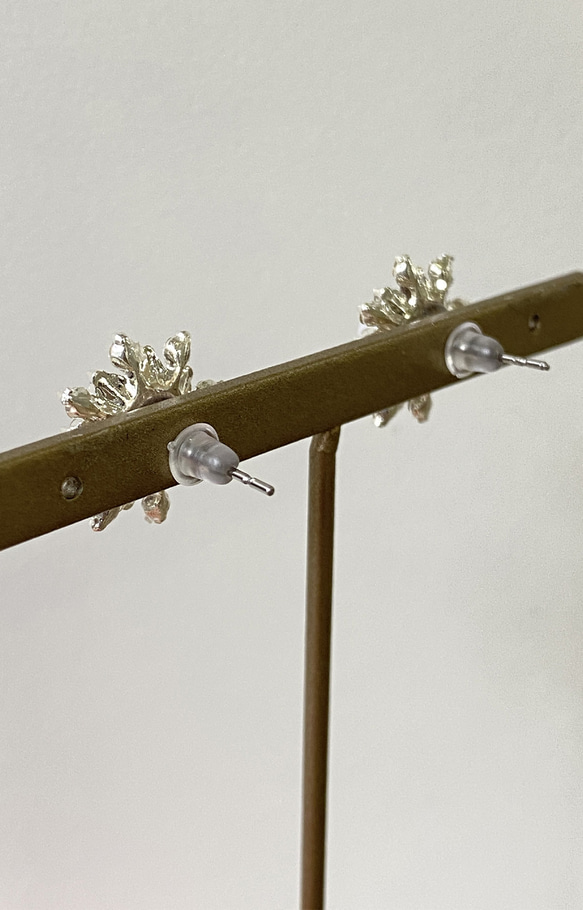 【handmade】pearl rhinestone flower pierce（silver） ホワイト 白 ストリー 6枚目の画像