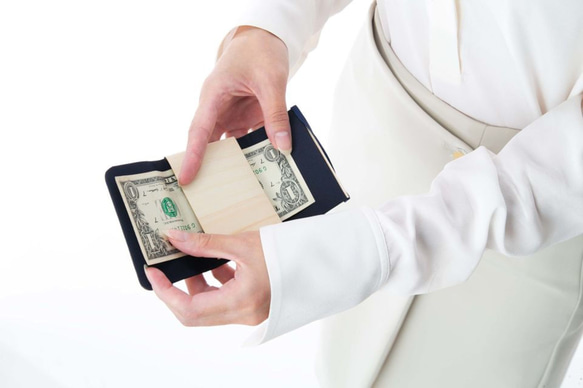 愛媛産の杉・桧を薄く削り，[革]のようになめした 100%植物性のマネークリップ（グレイ）です。 1枚目の画像