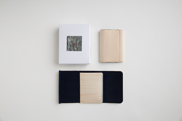 愛媛産の杉・桧を薄く削り，[革]のようになめした 100%植物性のマネークリップ（グレイ）です。 4枚目の画像