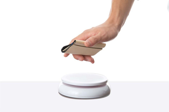 愛媛産の杉・桧を薄く削り，[革]のようになめした 100%植物性のマネークリップ（グレイ）です。 3枚目の画像