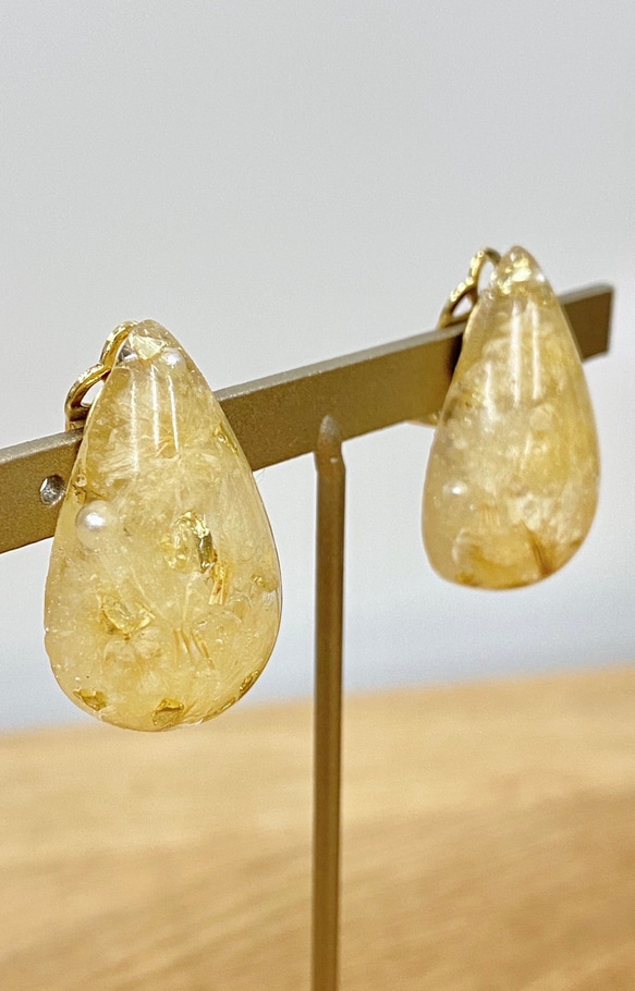 【handmade】dry flower shizuku drop earring（cream-yellow） ゴールド 2枚目の画像