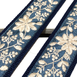 38mm幅・斜め掛け用ショルダーストラップ★濃紺ベルト＋くすみブルー地に生成りの糸の花刺繍インドトリム 5枚目の画像