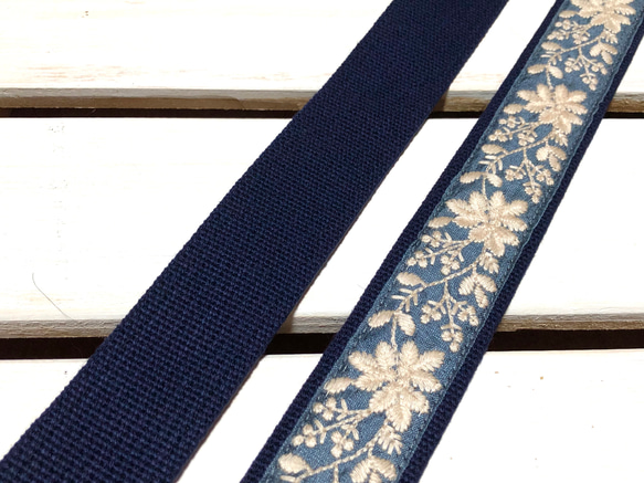 38mm幅・斜め掛け用ショルダーストラップ★濃紺ベルト＋くすみブルー地に生成りの糸の花刺繍インドトリム 4枚目の画像