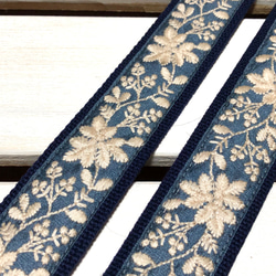 38mm幅・斜め掛け用ショルダーストラップ★濃紺ベルト＋くすみブルー地に生成りの糸の花刺繍インドトリム 2枚目の画像