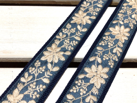 38mm幅・斜め掛け用ショルダーストラップ★濃紺ベルト＋くすみブルー地に生成りの糸の花刺繍インドトリム 2枚目の画像