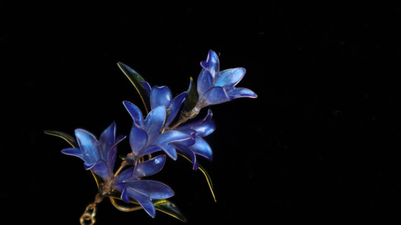 青紫の竜胆のピアス(イヤリング)｜金属アレルギー対応｜ウェディング｜透明｜揺れる｜樹脂針金 5枚目の画像