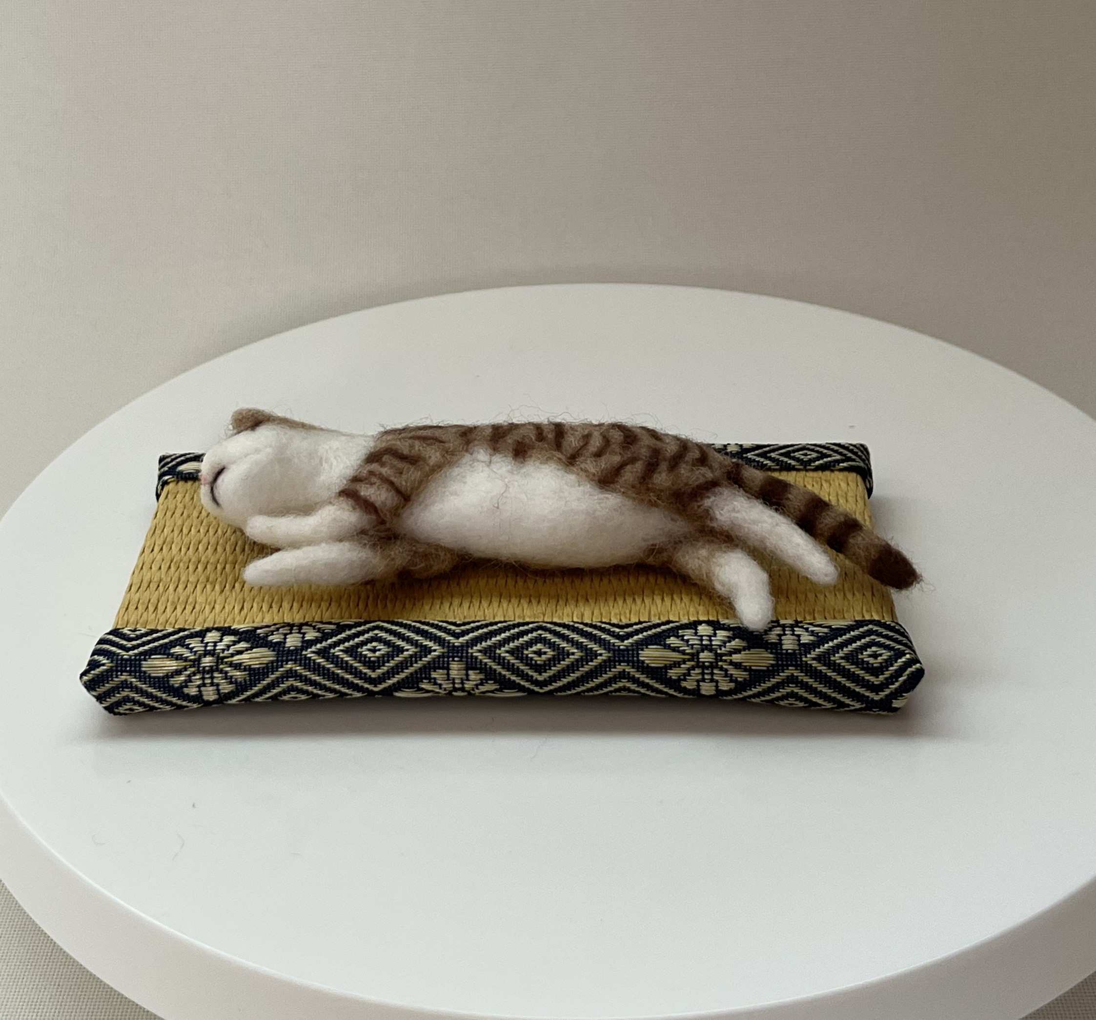 羊毛フェルト バスケット風壁掛け キジ白猫 羊毛フェルト バスケット風壁掛け キジ白猫