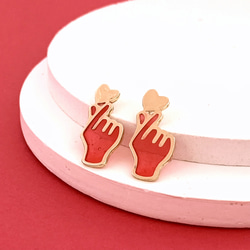 推し色指ハートピアス(イヤリング)/赤/推し活/韓国/大人可愛い/春/ご褒美/推しカラー 1枚目の画像