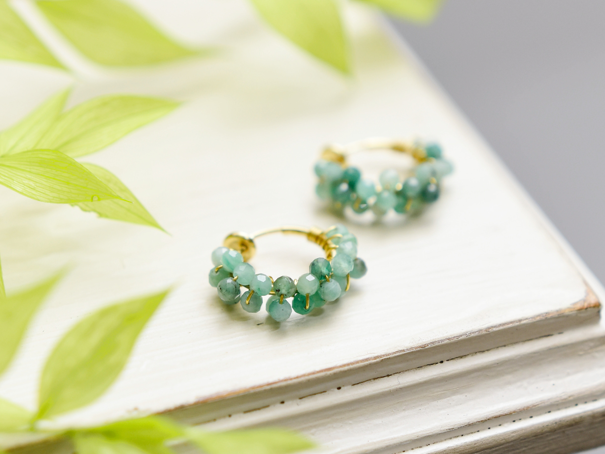 【イヤリング・通常サイズ】エメラルド　グリーン　5月誕生石　フープイヤリング　天然石　レースフープ