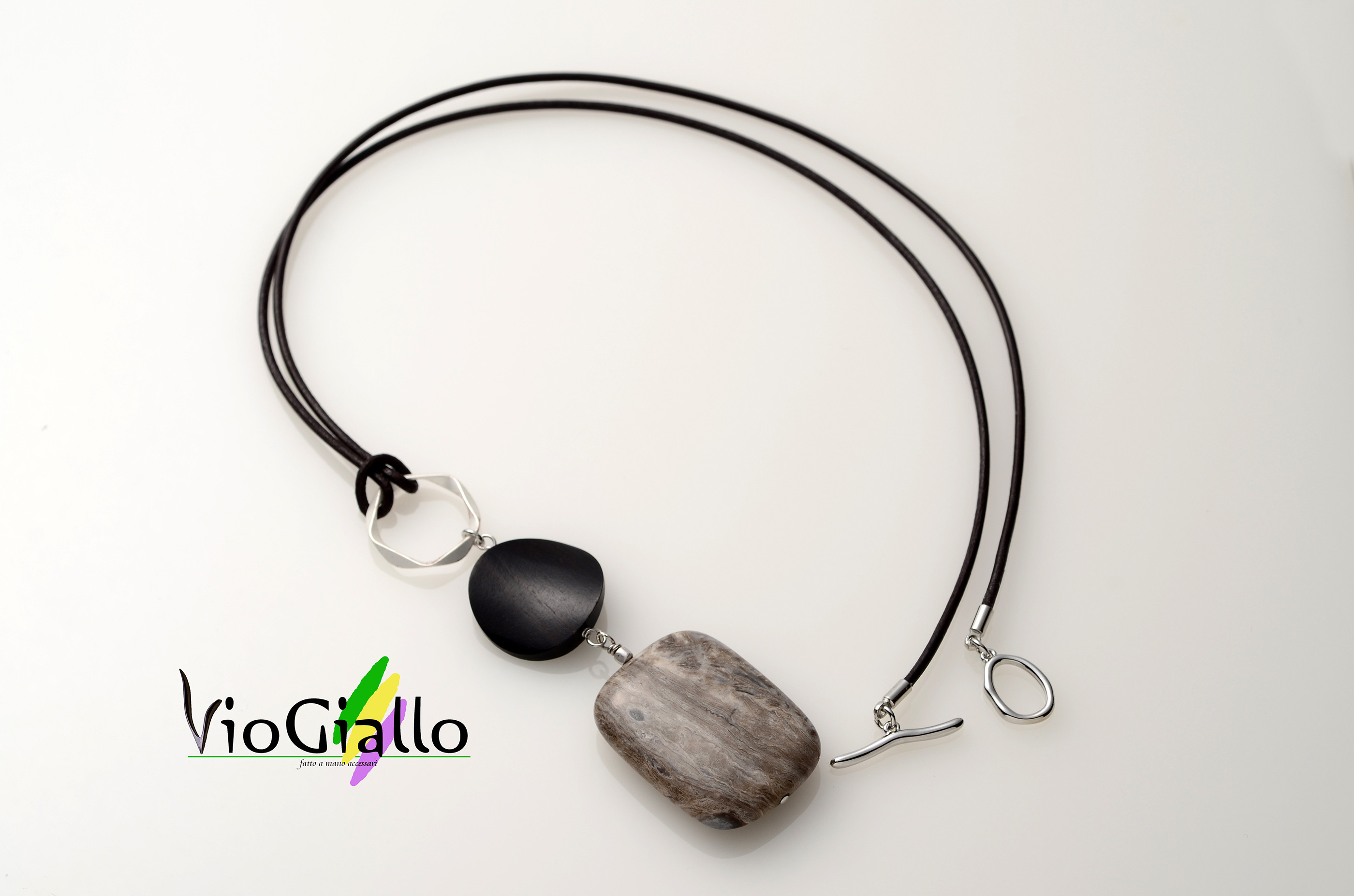 【再販】シルバーリーフジャスパーとエボニー（黒壇)ツイストコインの革紐ロングネックレス