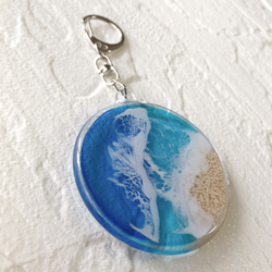 透明感抜群♪ヒトデが佇むさざ波が幻想的な海レジンアートの丸型キーホルダー(ブルー) 4枚目の画像