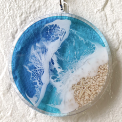 透明感抜群♪ヒトデが佇むさざ波が幻想的な海レジンアートの丸型キーホルダー(ブルー) 2枚目の画像