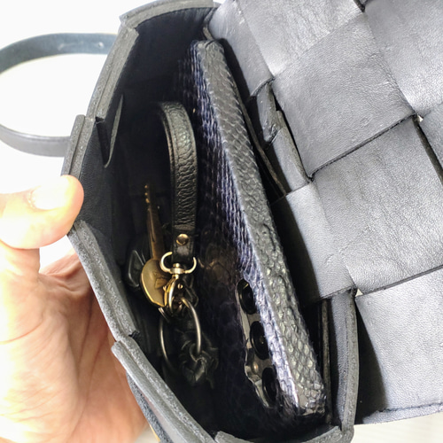 ◇本革レザー◇編み込み◇男女兼用◇新作◇ボディバッグ◇ブラック