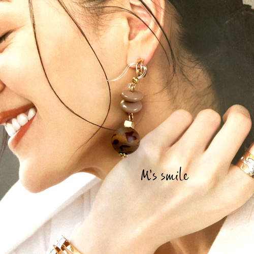 秋まで使える☆豹柄ウッドビーズの大人かわいいピアス.イヤリング 樹脂 