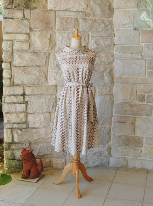 (M) 卷領刺繡刺繡沙米色古典連衣裙 第8張的照片