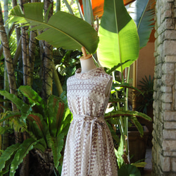 (M) 卷領刺繡刺繡沙米色古典連衣裙 第6張的照片
