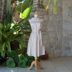 (M) 卷領刺繡刺繡沙米色古典連衣裙 第2張的照片