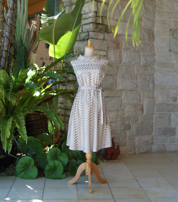 (M) 卷領刺繡刺繡沙米色古典連衣裙 第2張的照片