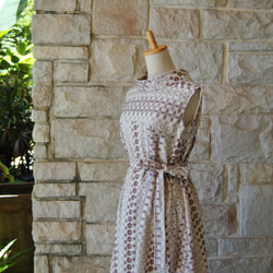 (M) 卷領刺繡刺繡沙米色古典連衣裙 第11張的照片