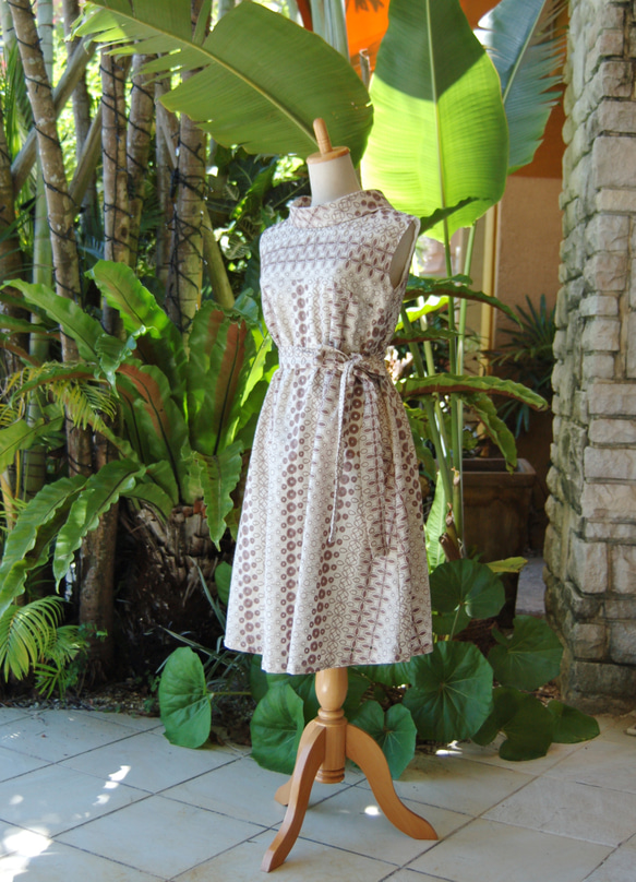 (M) 卷領刺繡刺繡沙米色古典連衣裙 第3張的照片