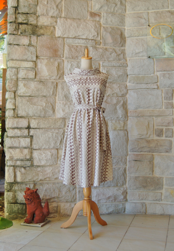 (M) 卷領刺繡刺繡沙米色古典連衣裙 第9張的照片