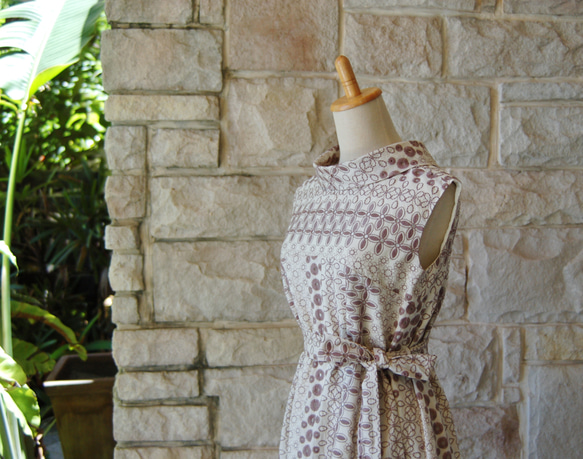 (M) 卷領刺繡刺繡沙米色古典連衣裙 第12張的照片
